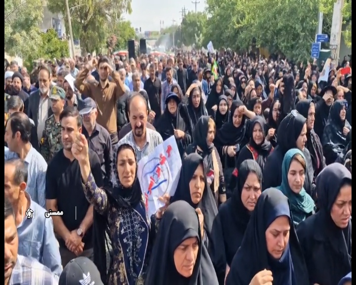 عکس/ تشییع پیکر شهید مدافع وطن بر دستان مردم ممسنی