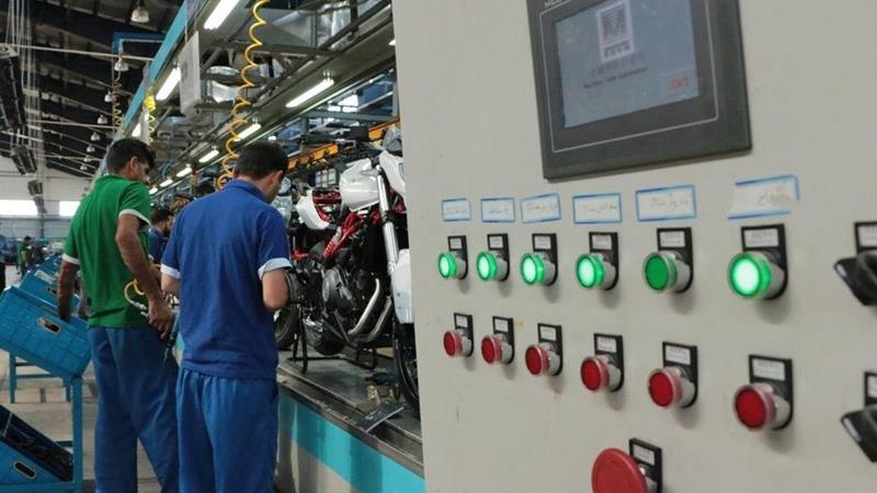 صنعتگران قمی با تمام توان سنگر تولید را حفظ کردند