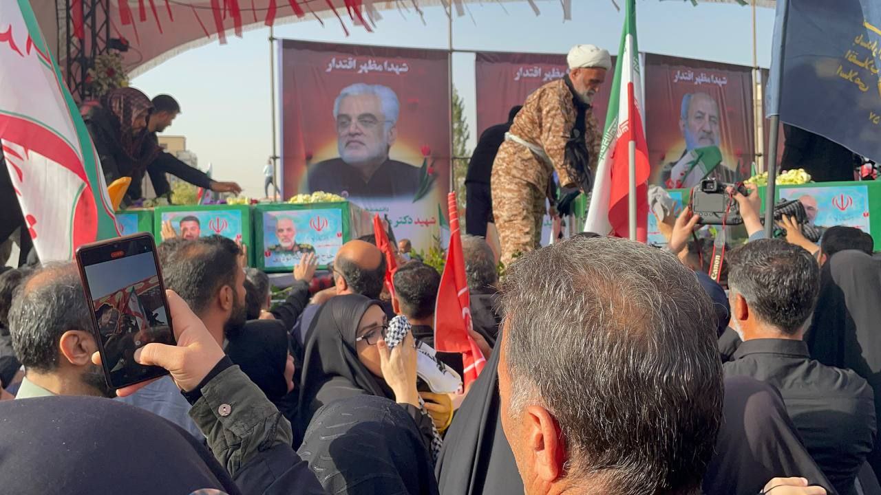 عکس/ ورود پیکر شهدا به میدان انقلاب