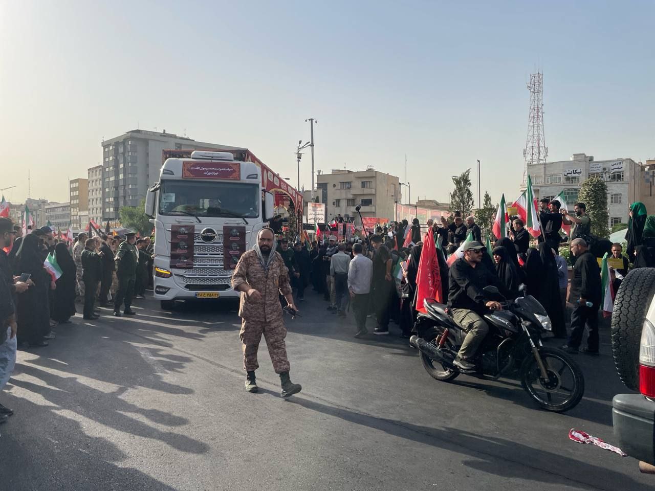 عکس/ ورود پیکر شهدا به میدان انقلاب