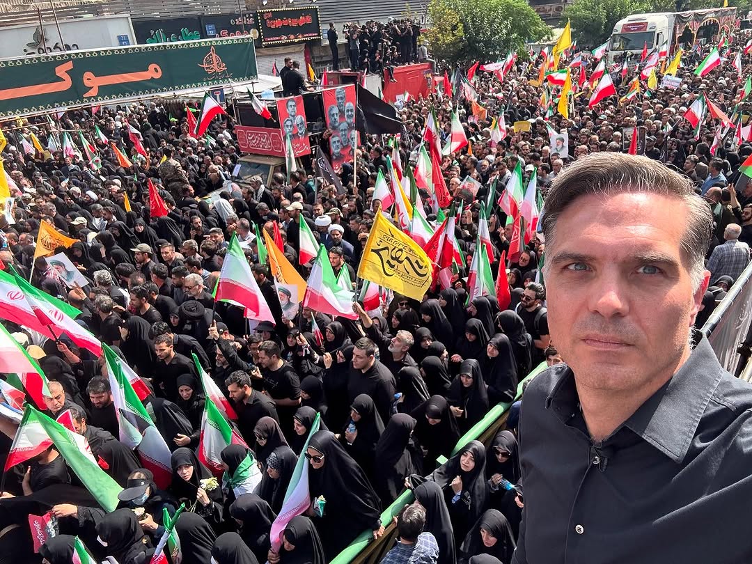 عکس/ سلفی خبرنگار CNN با جمعیت حاضر در مراسم تشییع شهدای اقتدار