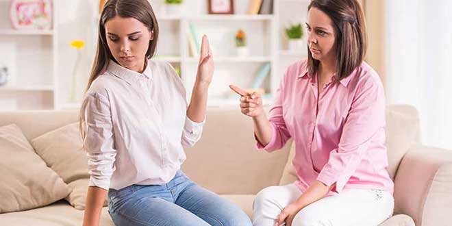 یک گوش دختر نوجوانم در است و دیگری دروازه