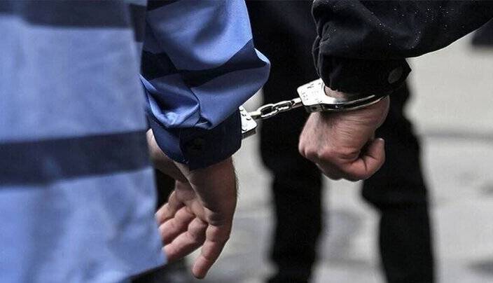 دستبند پلیس بر دستان سارق حرفهای با ۵۰ فقره سرقت در بروجرد