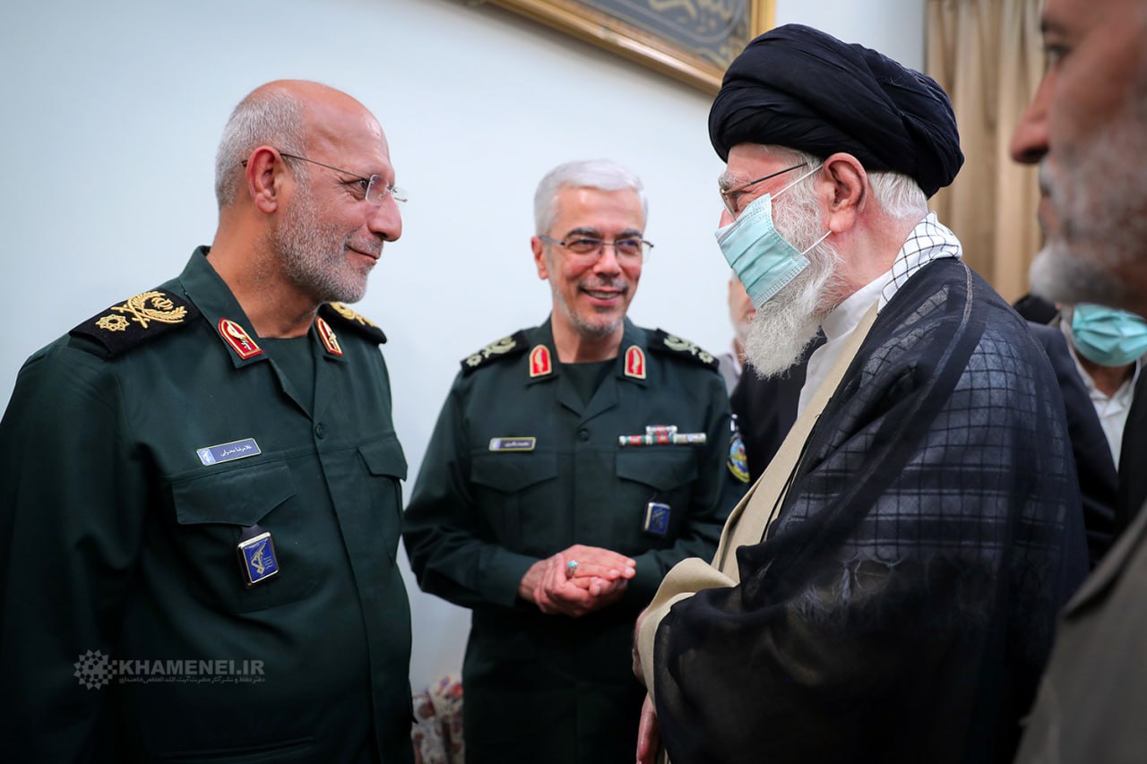 عکس/ دیدار شهید غلامرضا محرابی با حضرت آیت‌الله خامنه‌ای