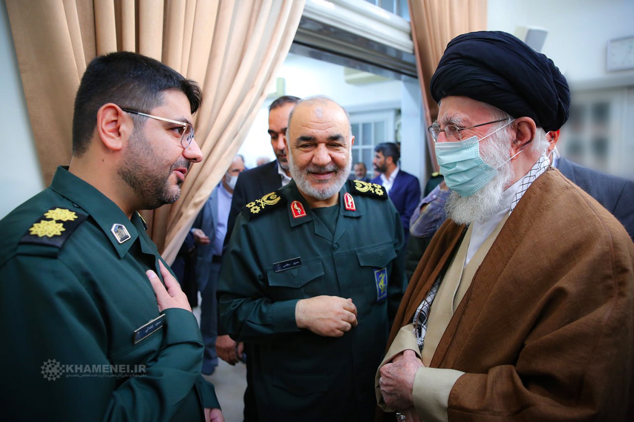 عکس/ دیدار شهیدان طاهرپور و شانه‌ئی با رهبر انقلاب
