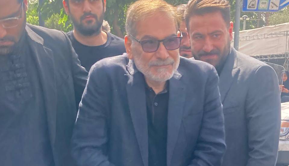 اولین تصویر از شمخانی پس از حمله اسرائیل؛ مشاور رهبری در مراسم تشییع شهدا حاضر شد