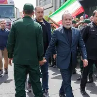 عکس/ تصویری خاص از عراقچی در مراسم تشییع شهدای اقتدار