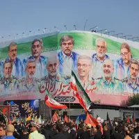 عکس/ دیوارنگار میدان انقلاب در روز مراسم تشییع پیکر شهدای حمله رژیم اسرائیل