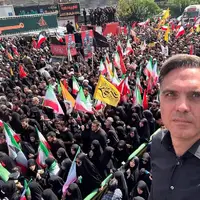 عکس/ سلفی خبرنگار CNN با جمعیت حاضر در مراسم تشییع شهدای اقتدار