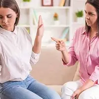 یک گوش دختر نوجوانم در است و دیگری دروازه