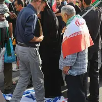 عکس/ پرچم آمریکا و اسرائیل زیر پای مردم ایران