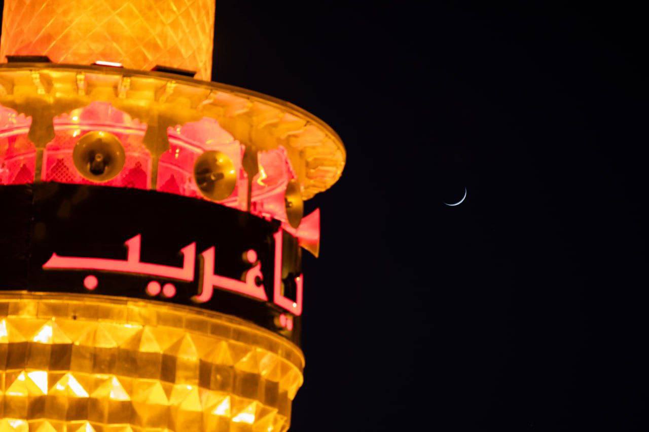 عکس/ هلال ماه محرم بر فراز گنبد امام حسین (ع)