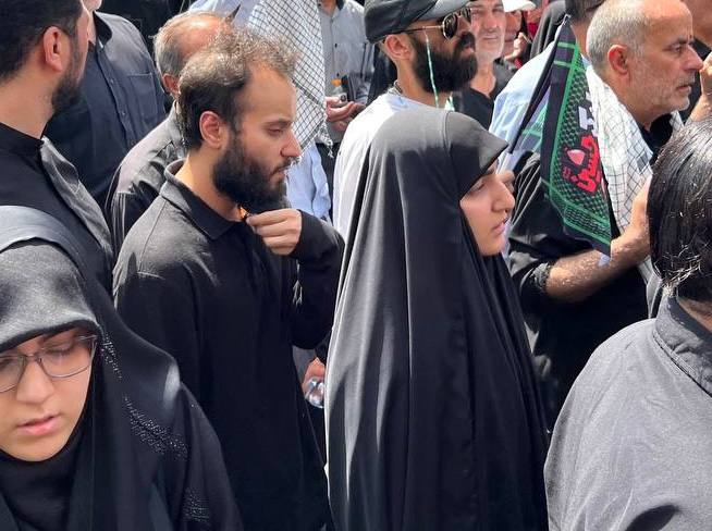عکس / حضور فرزندان شهید سلیمانی در تشییع شهدا