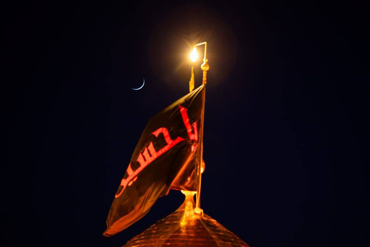 عکس/ هلال ماه محرم بر فراز گنبد امام حسین (ع)