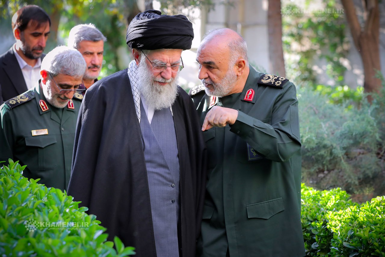 عکس/ تصویری از شهید حاج حسین سلامی با رهبر انقلاب اسلامی