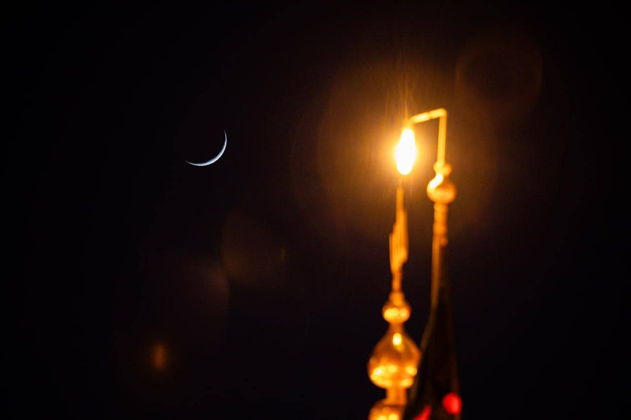 عکس/ هلال ماه محرم بر فراز گنبد امام حسین (ع)