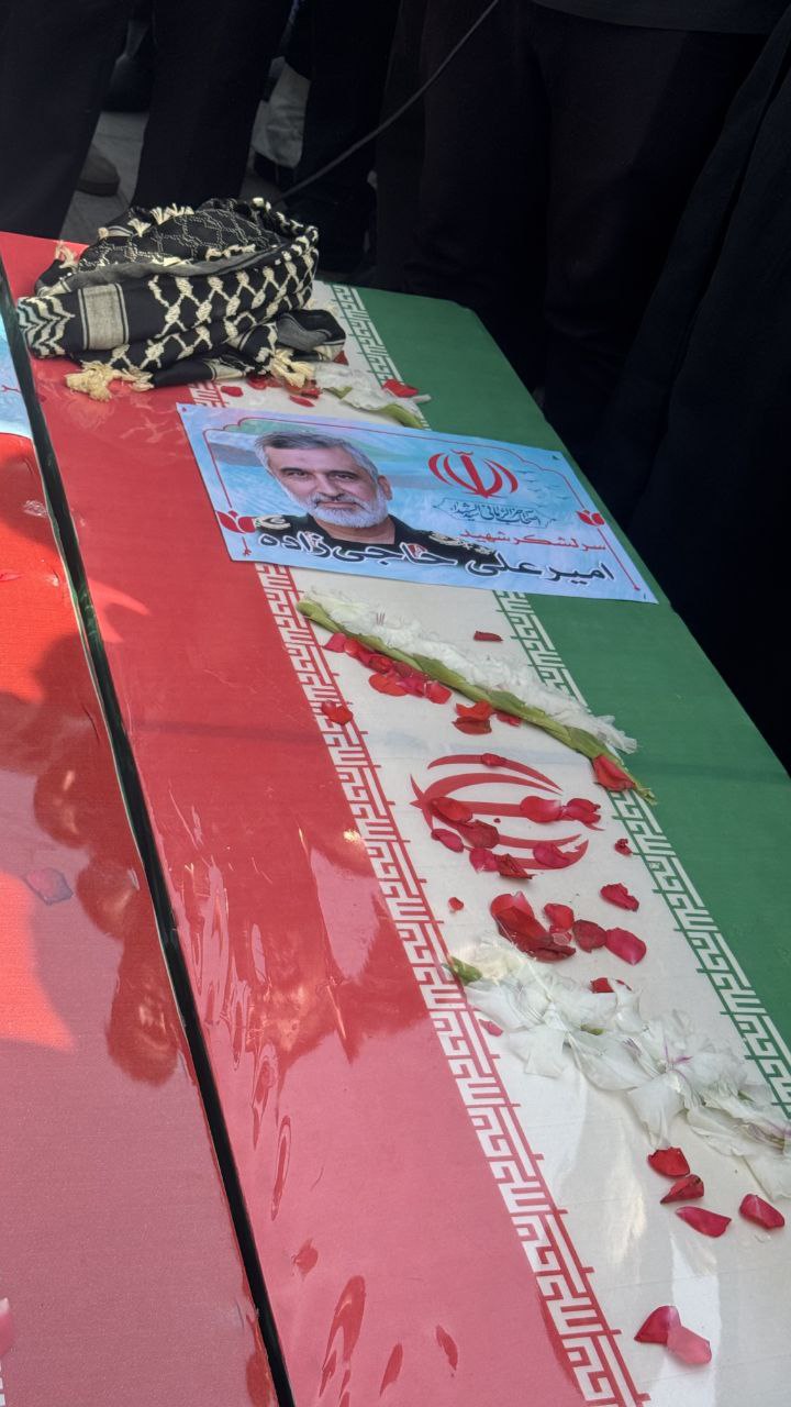 عکس/ اقامه نماز بر پیکر مطهر شهیدان حاجی‌زاده و محمود باقری