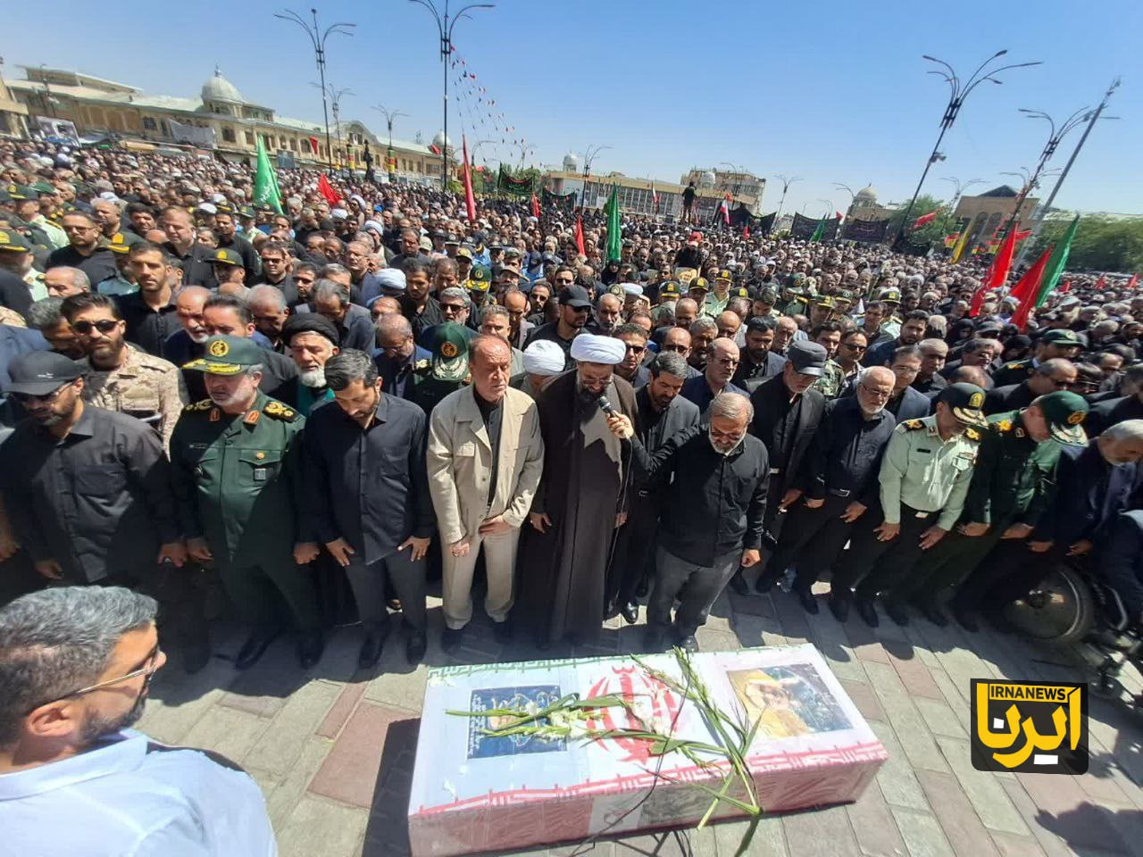 اقامه نماز بر پیکر سپهبد شهید شادمانی