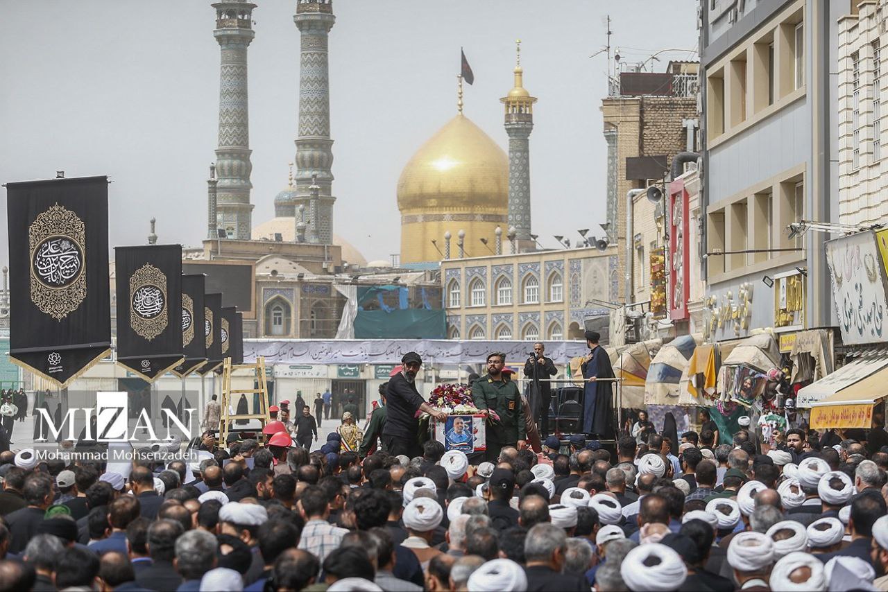  قاضی شهید قناعت‌کار بر دستان مردم قم تا آرامگاه ابدی تشییع شد