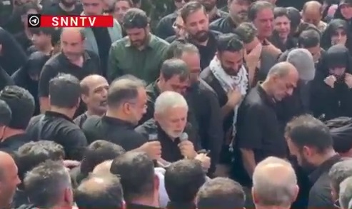 تلقین خواندن حاج منصور ارضی بر پیکر شهید حاجی زاده