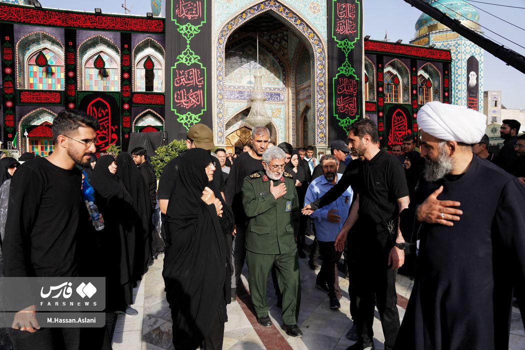 عکس/ حضور سردار قاآنی بر مزار شهدا در امامزاده صالح تهران