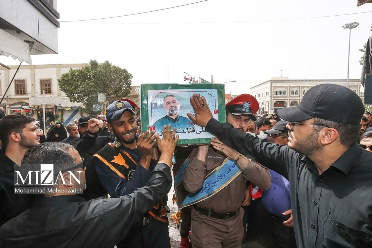  قاضی شهید قناعت‌کار بر دستان مردم قم تا آرامگاه ابدی تشییع شد