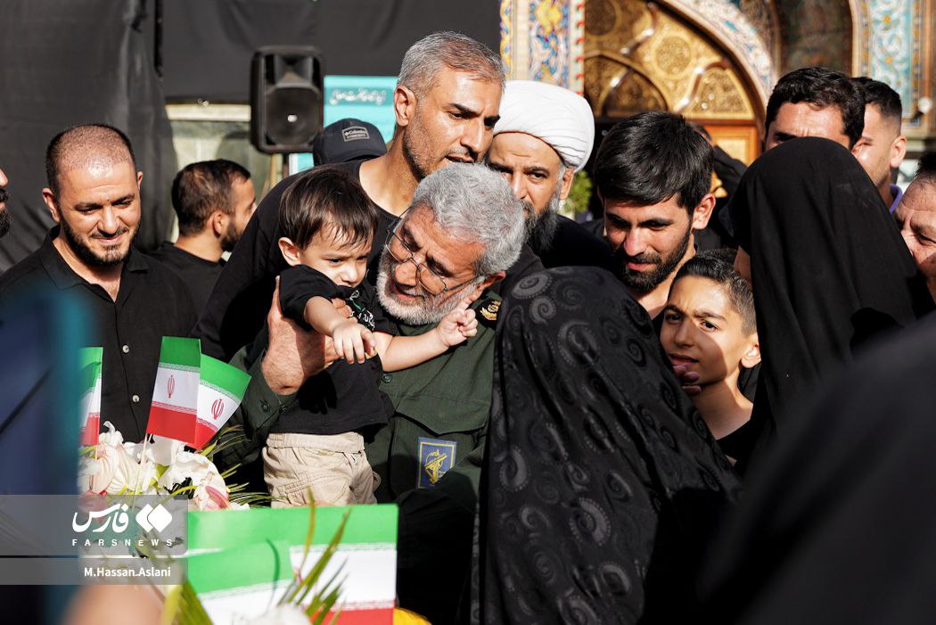 عکس/ حضور سردار قاآنی بر مزار شهدا در امامزاده صالح تهران