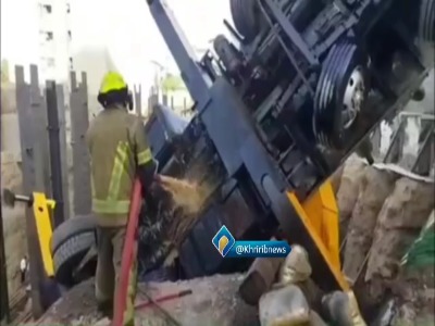 سقوط جرثقیل داخل گودبرداری در بلوار هفت تیر مشهد