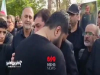 فرزند شهید حاجی زاده در آغوش مشاور و دستیار رهبر انقلاب