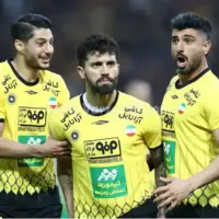 دانشگر به لباس سپاهان گیر داد!