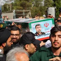 عکس/ پیکر سرداران شهید حاجی‌زاده و محمود باقری بر روی دستان مردم تهران