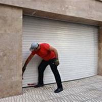 نصب شیشه‌ وکرکره منازل آسیب‌دیده در حملات اخیر به کرج