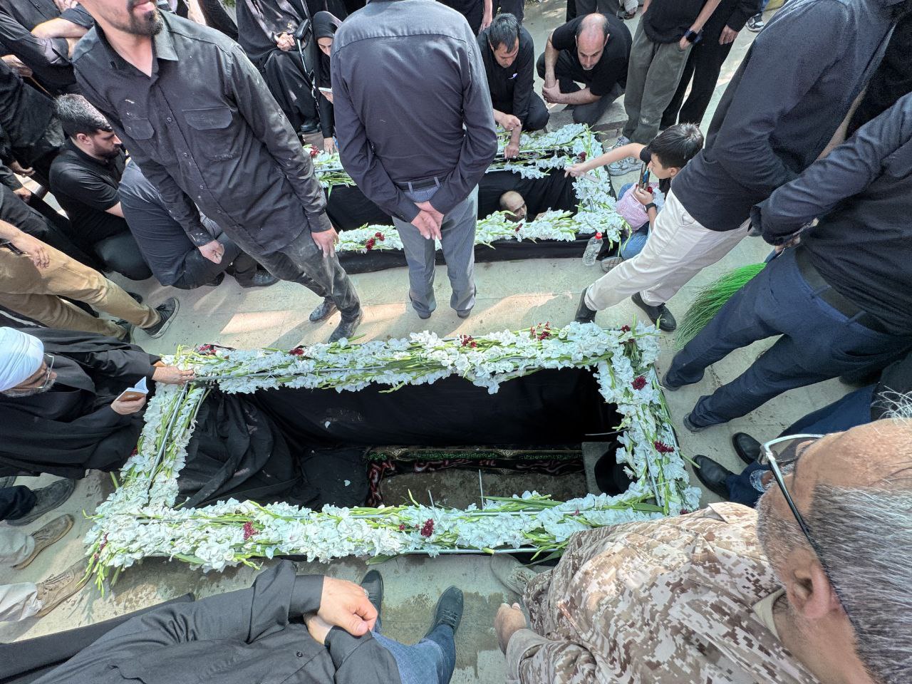 عکس/ آماده‌سازی محل تدفین سرداران حاجی‌زاده و محمود باقری در قطعه ۵۰ بهشت زهرا (س)