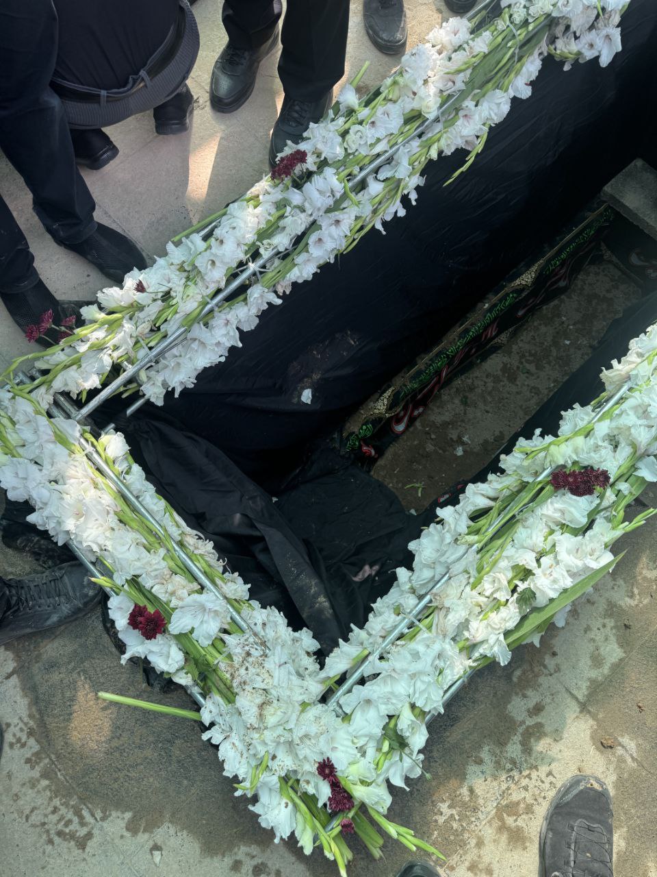 عکس/ آماده‌سازی محل تدفین سرداران حاجی‌زاده و محمود باقری در قطعه ۵۰ بهشت زهرا (س)