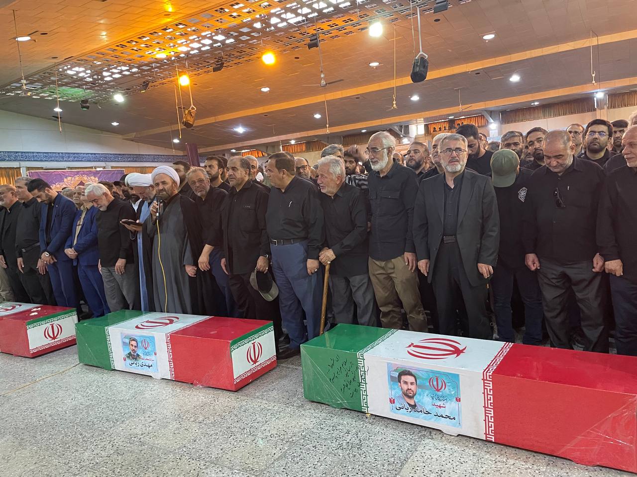 عکس/ اقامه نماز بر پیکر سردار شهید ربانی، همسر و فرزندش