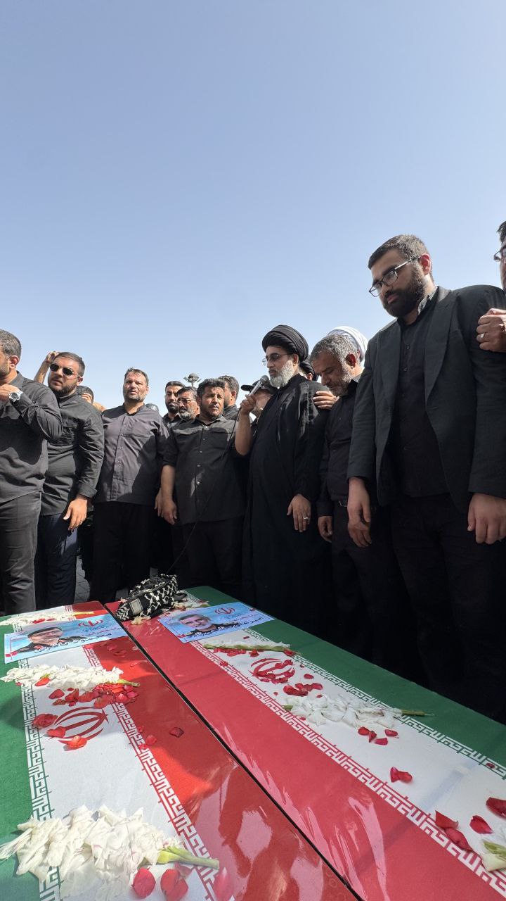 عکس/ اقامه نماز بر پیکر مطهر شهیدان حاجی‌زاده و محمود باقری