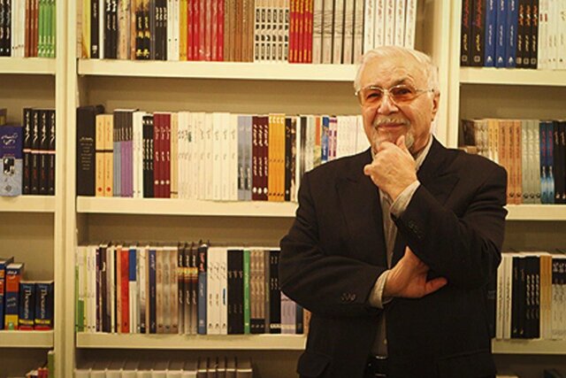 استادی که با وجود مشکلات، به خاطر دانشجویانش کار میکند