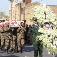 عکس/ تشییع فرزند سردار شهید غلامعلی رشید توسط رفقای روحانی‌اش با لباس نظامی 