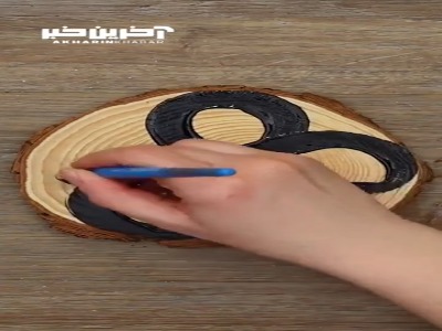 یک طراحی زیبا روی تنه درخت