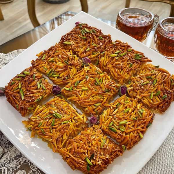 برای عصرانه خودتان را به صرف شیرینی هل و بادام دعوت کنید