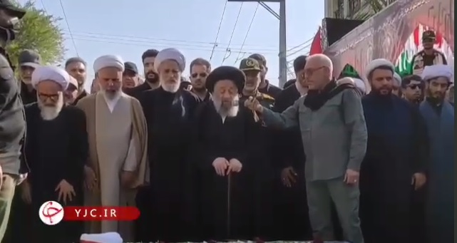 اقامه نماز بر پیکر سردار شهید غلامعلی رشید و فرزندش در دزفول