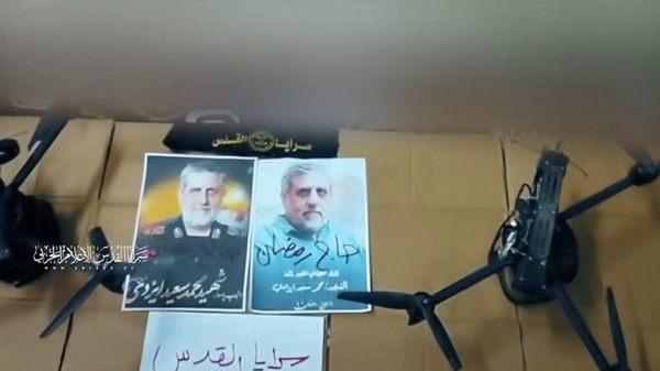 تصاویر فرمانده شهید ایرانی در کنار کوادکوپترهای ساقط شده اسرائیلی