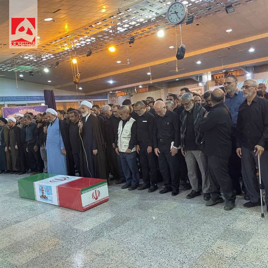 عکس/ پیکر مطهر سردار شهید نصیرباغبان در جمع همرزمانش
