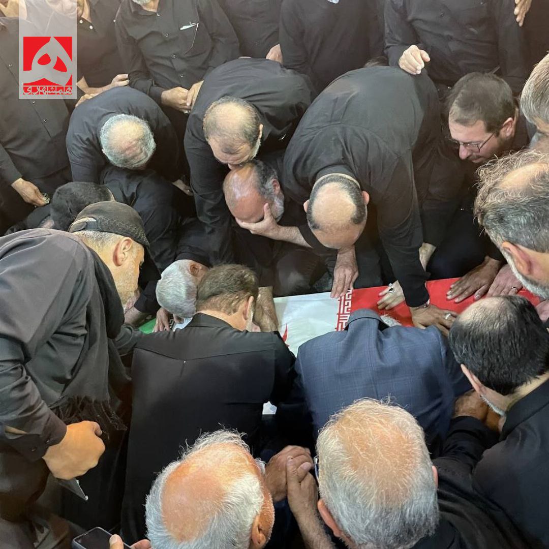 عکس/ پیکر مطهر سردار شهید نصیرباغبان در جمع همرزمانش
