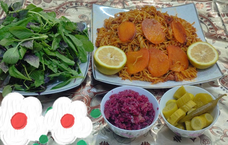 از شما/تایم ناهار،ماکارونی وترشیهای خونگی ،سبزی تازه😋نوش نگاهتون🍒