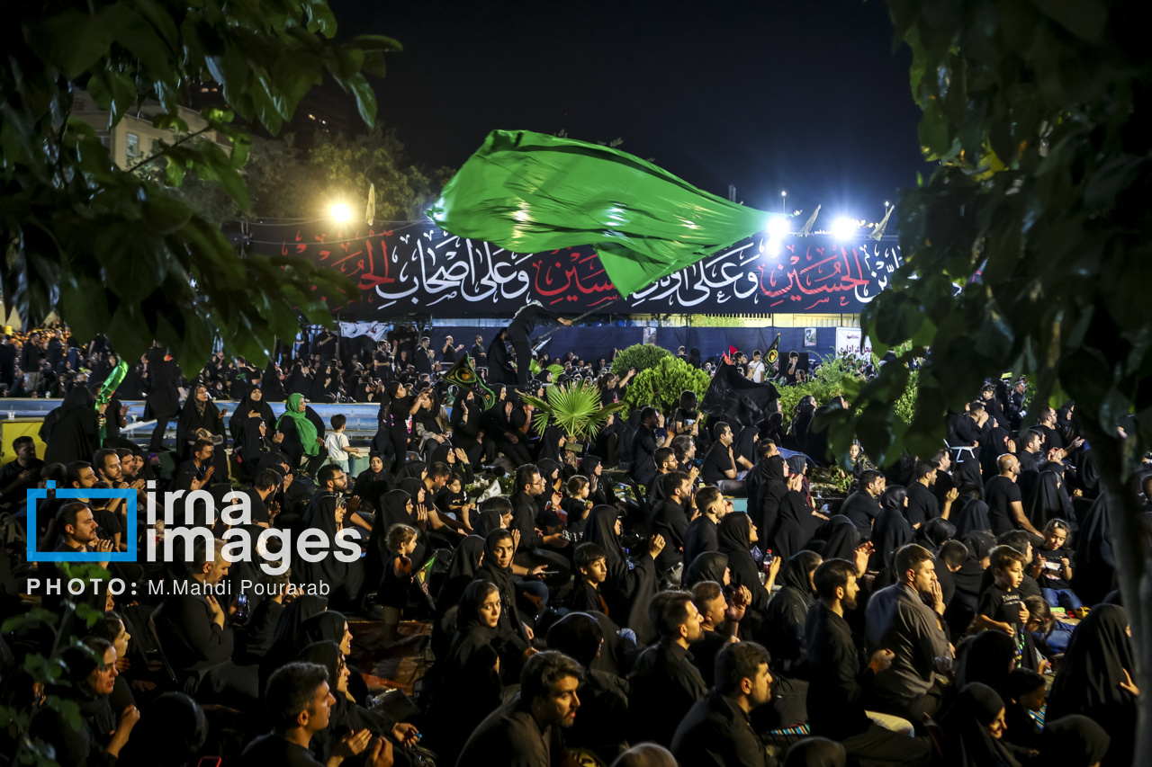 عکس/ عزاداری شب ششم محرم در هیئت ریحانه‌الحسین(ع)