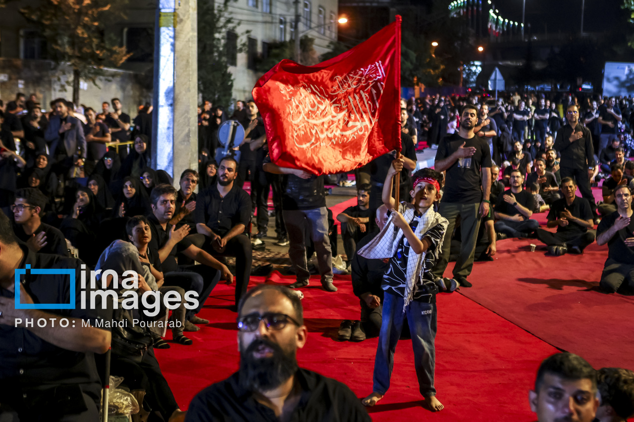 عکس/ عزاداری شب ششم محرم در هیئت ریحانه‌الحسین(ع)