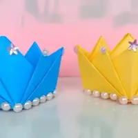 کاردستی بسازیم/ با استفاده از کاغذ، یک تاج کوچک و بامزه برای اسباب‌بازی درست کنید