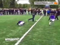 وقتی وسط فوتبال بازی کردن بچه‌ها سر و کله رابین فن پرسی نیز پیدا می‌شود!