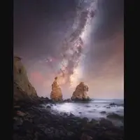 راه شیری بر فراز صخره‌های مخروطی